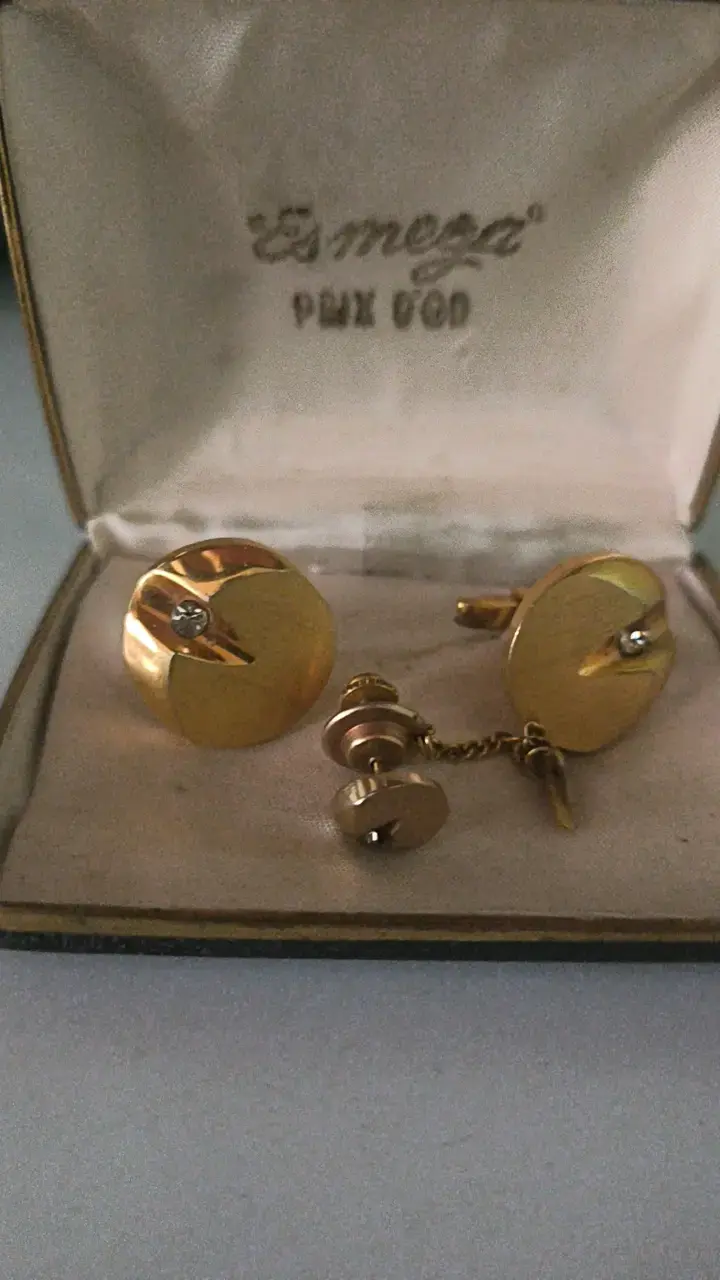 Elegantes gemelos dorados con diamante