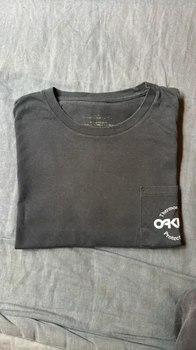Polera negra Oakley con bolsillo - miniatura 1