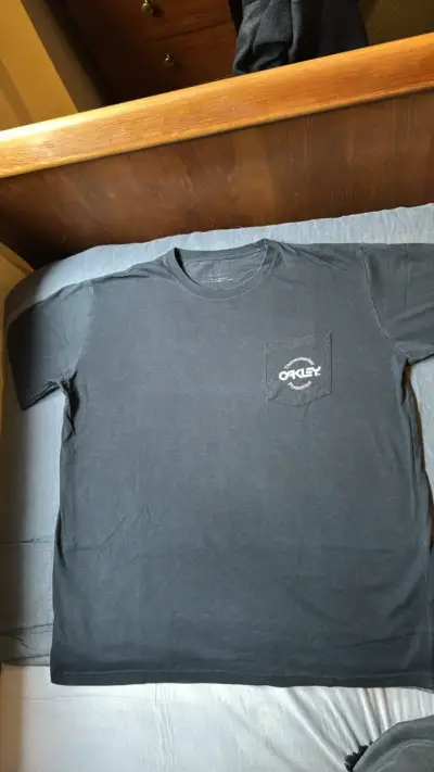 Polera negra Oakley con bolsillo - miniatura 2
