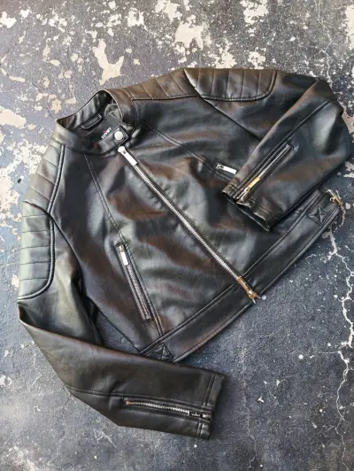 Chaqueta de cuero negra estilo biker - miniatura 1