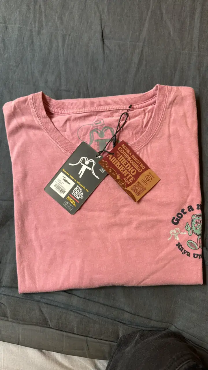 Polera rosada con diseño - 1
