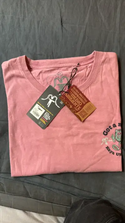 Polera rosada con diseño - miniatura 1