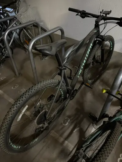 Bicicleta Specialized de montaña negra - miniatura 1