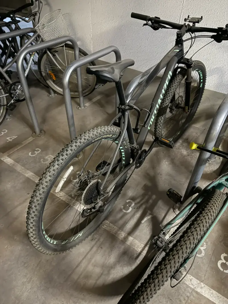 Bicicleta Specialized de montaña negra - 2