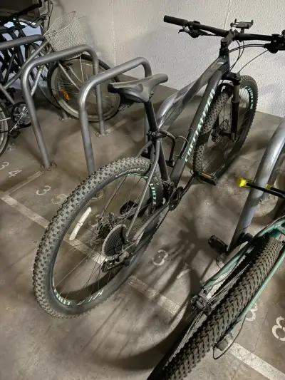 Bicicleta Specialized de montaña negra - miniatura 2