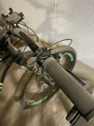 Bicicleta Specialized de montaña negra - miniatura 3