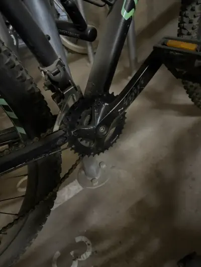 Bicicleta Specialized de montaña negra - miniatura 4