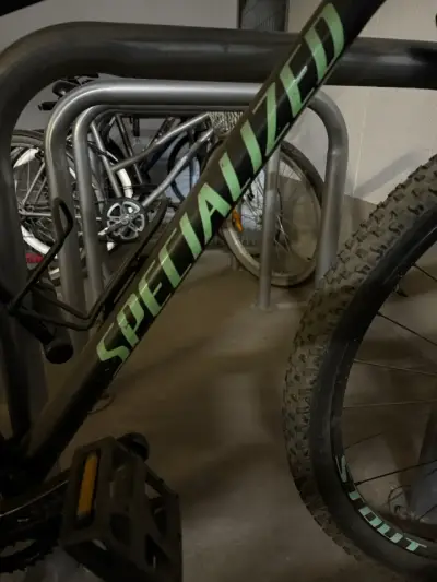Bicicleta Specialized de montaña negra - miniatura 5
