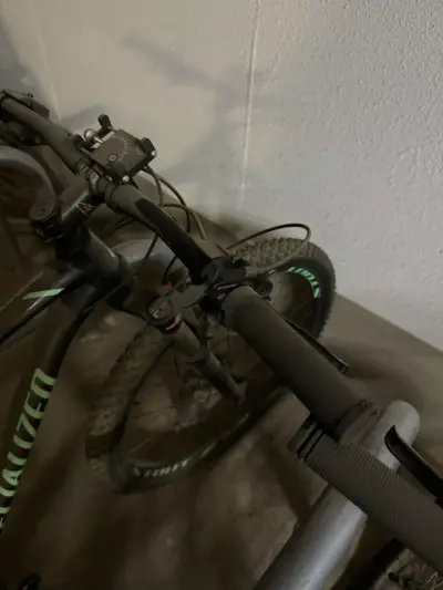 Bicicleta Specialized de montaña negra - miniatura 6