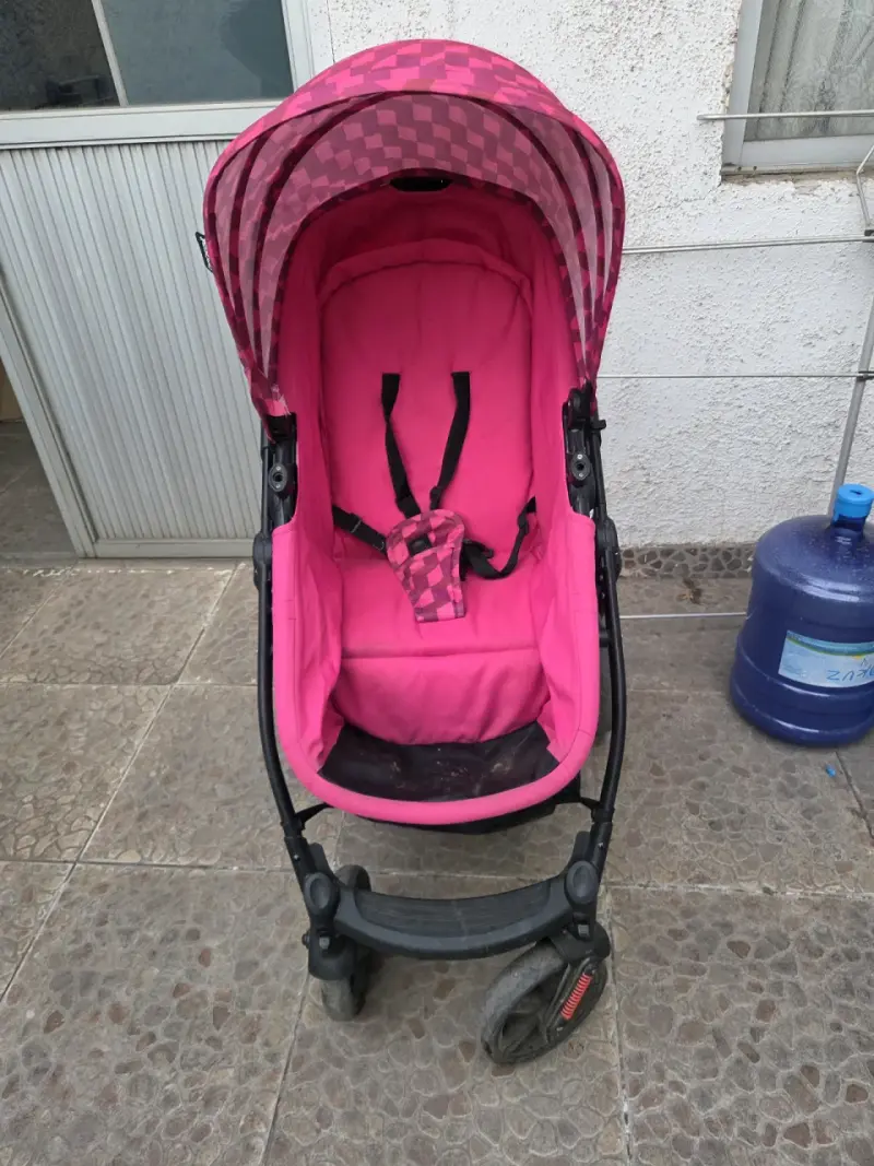 Coche de bebé rosa con capota ajustable - 1
