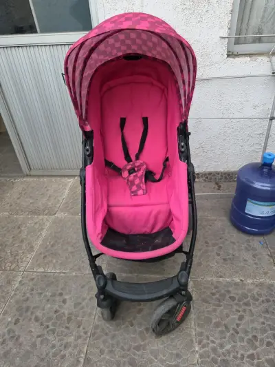 Coche de bebé rosa con capota ajustable - miniatura 1