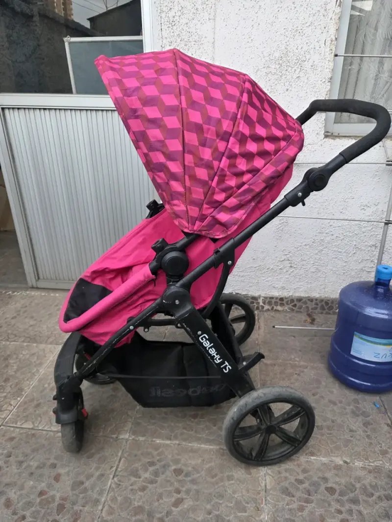 Coche de bebé rosa con capota ajustable - 2