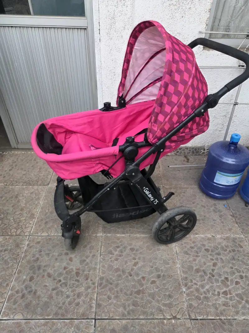 Coche de bebé rosa con capota ajustable - 3