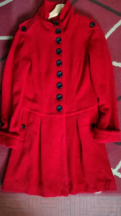 Abrigo rojo de lana con botones - miniatura 1
