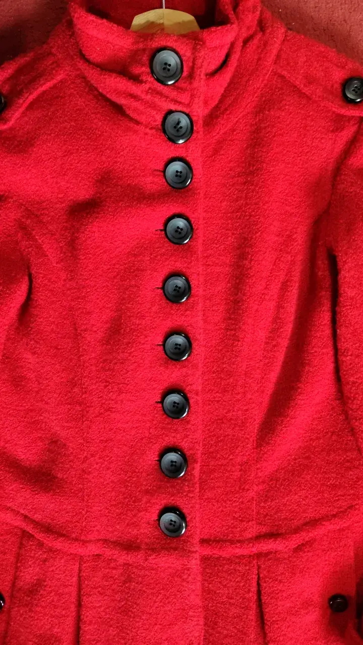 Abrigo rojo de lana con botones - 2