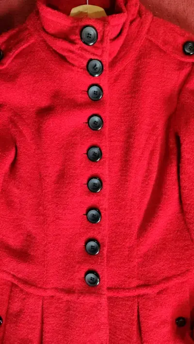 Abrigo rojo de lana con botones - miniatura 2