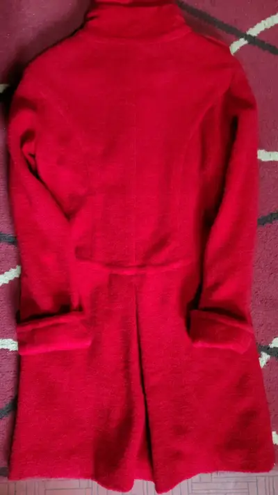Abrigo rojo de lana con botones - miniatura 3