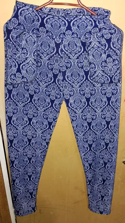 Pantalones estampados negros para mujer - miniatura 2