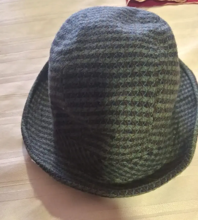 Sombrero de lana a cuadros estilo fedora