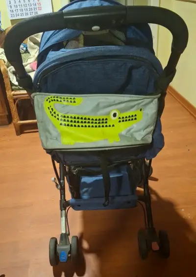 Coche de bebé plegable azul con diseño de cocodrilo - miniatura 1