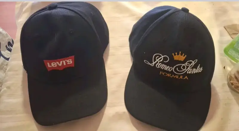 Gorras Levi's y Romeo Santos negras