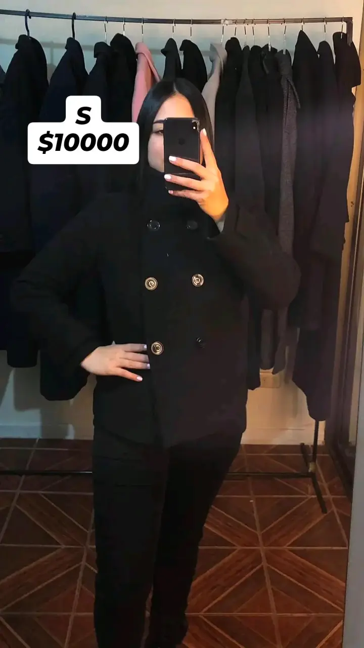 Abrigo negro de mujer con botones dorados