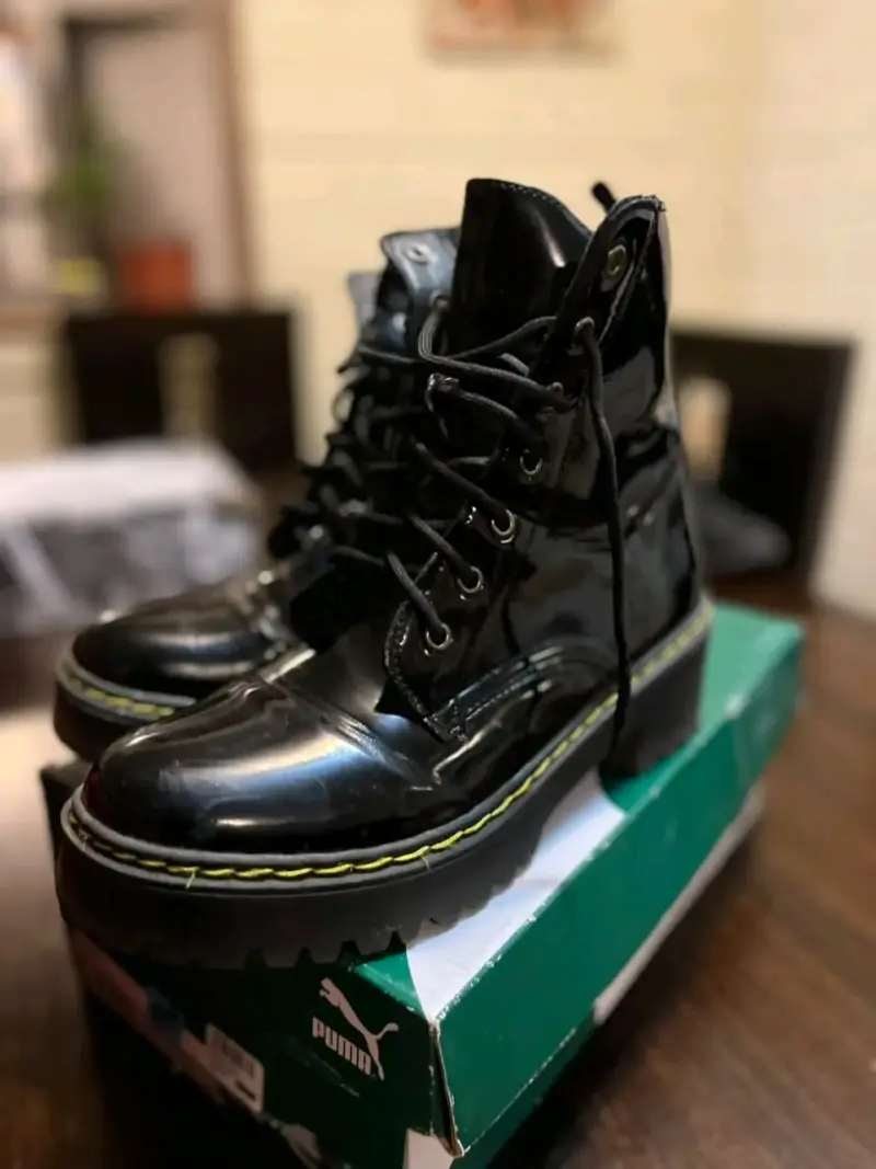 Botas negras de charol con plataforma - 1