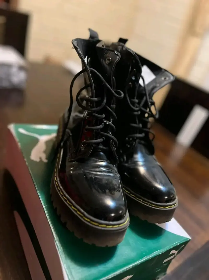 Botas negras de charol con plataforma - 2