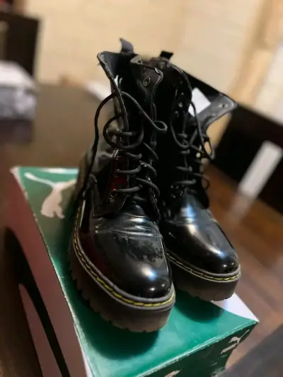 Botas negras de charol con plataforma - miniatura 2