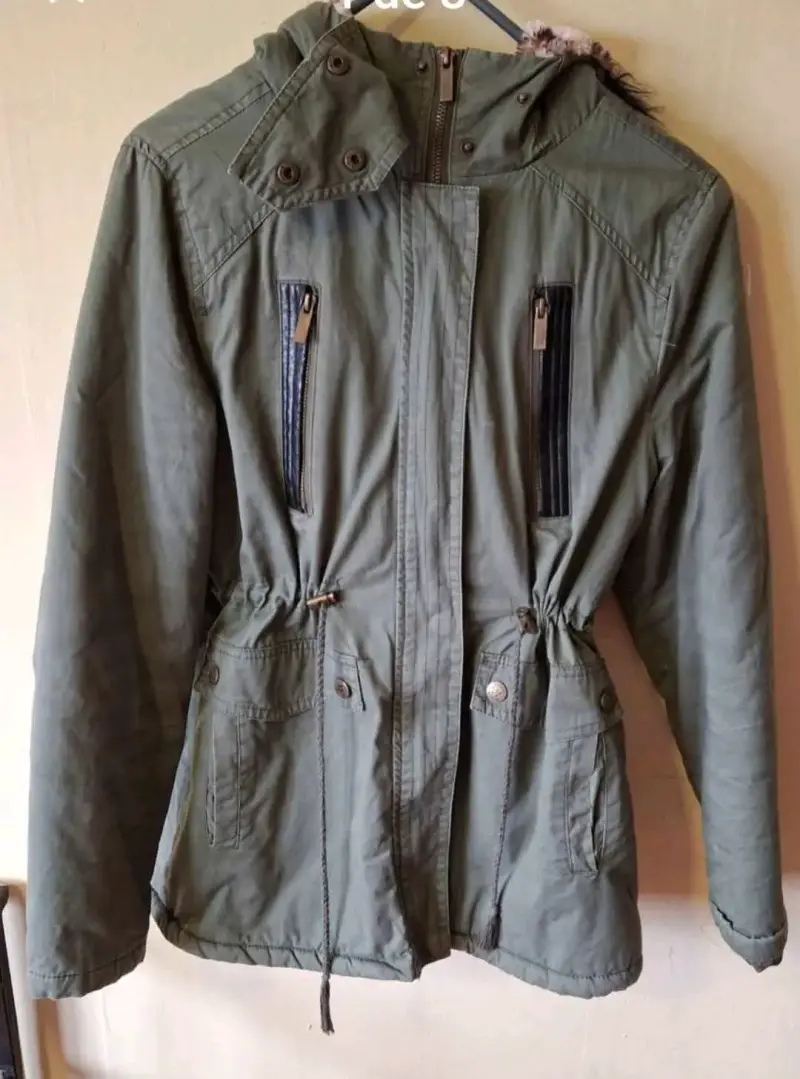 Parka verde con capucha y bolsillos. TALLA M