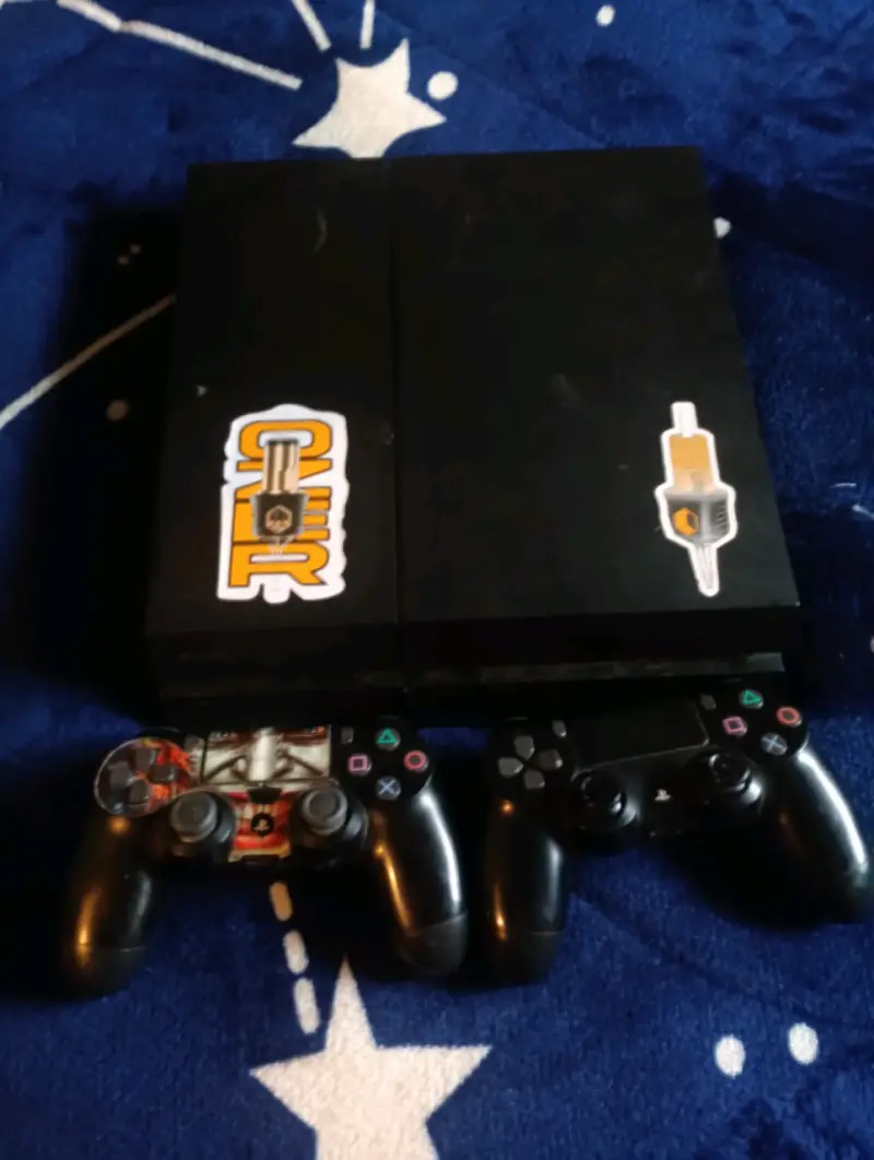 Consola PlayStation 4 con dos controles