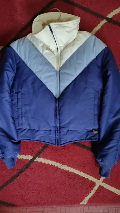 Chaqueta acolchada azul y blanca para mujer - miniatura 1