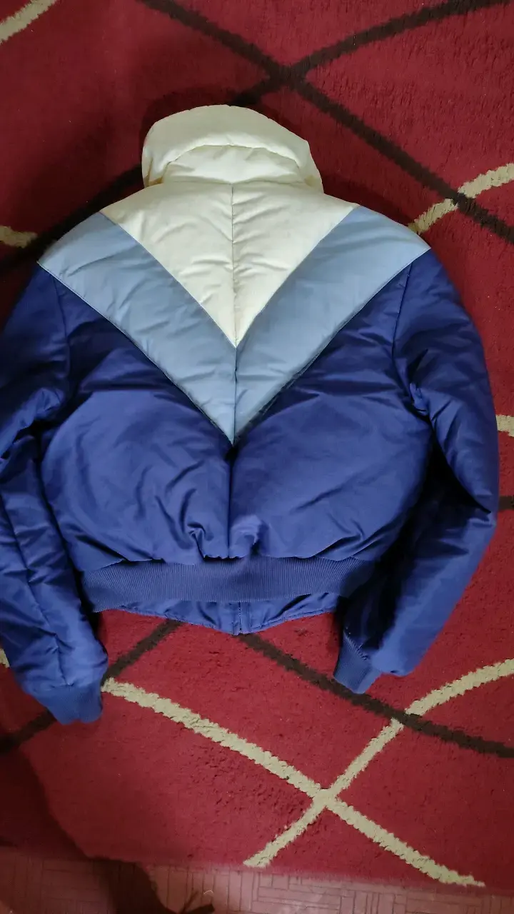 Chaqueta acolchada azul y blanca para mujer - 2