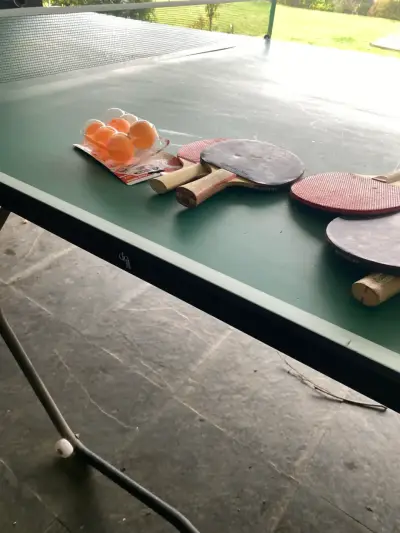 Mesa de ping pong plegable con accesorios - miniatura 2