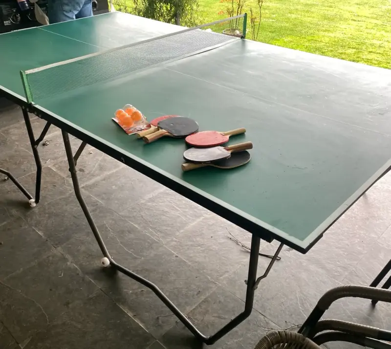 Mesa de ping pong plegable con accesorios - 3