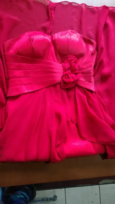 Vestido de fiesta rojo con detalle floral - miniatura 1