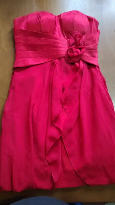 Vestido de fiesta rojo con detalle floral - miniatura 2