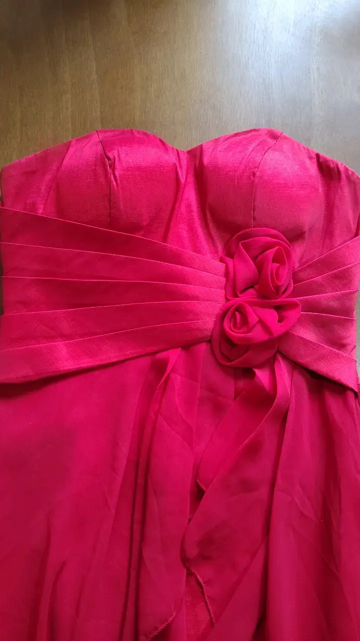 Vestido de fiesta rojo con detalle floral - 3