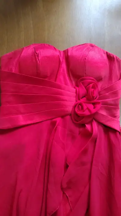 Vestido de fiesta rojo con detalle floral - miniatura 3