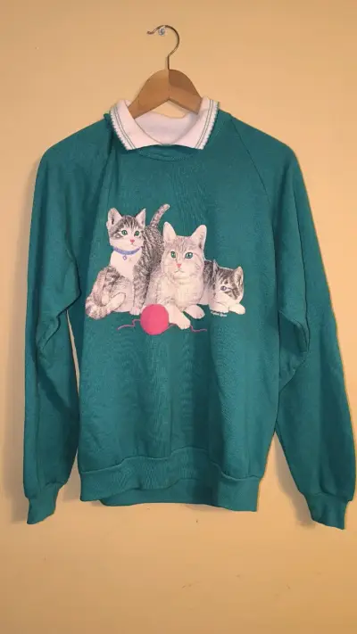 Suéter verde con diseño de gatitos - miniatura 1