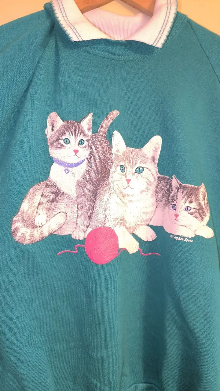 Suéter verde con diseño de gatitos - 2