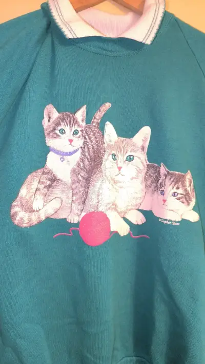 Suéter verde con diseño de gatitos - miniatura 2