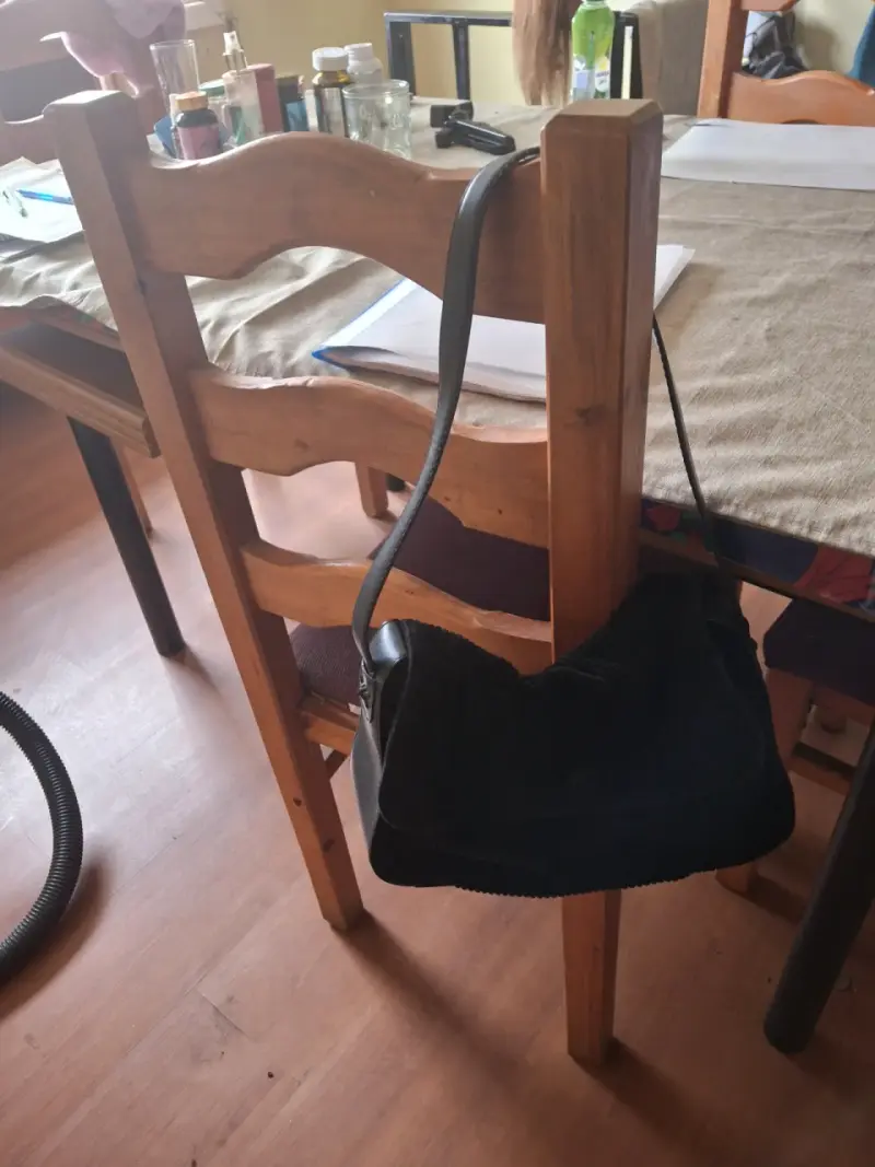 Cartera negra de cuero elegante