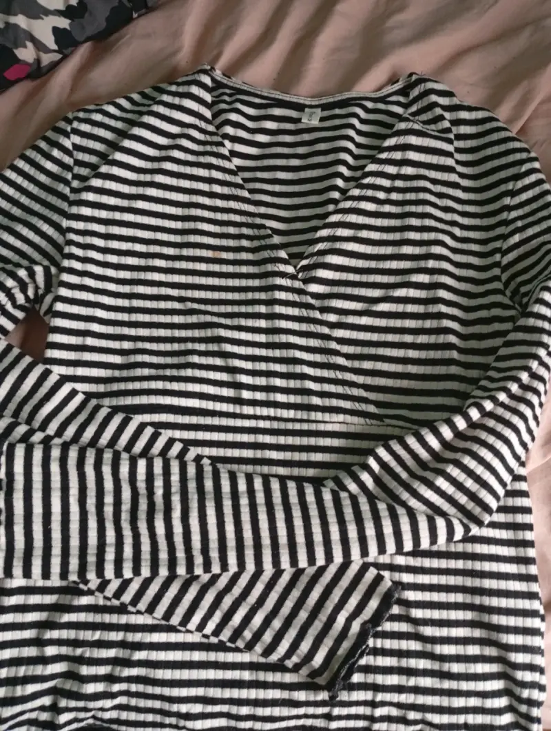 Polera de rayas blanco y negro - 1