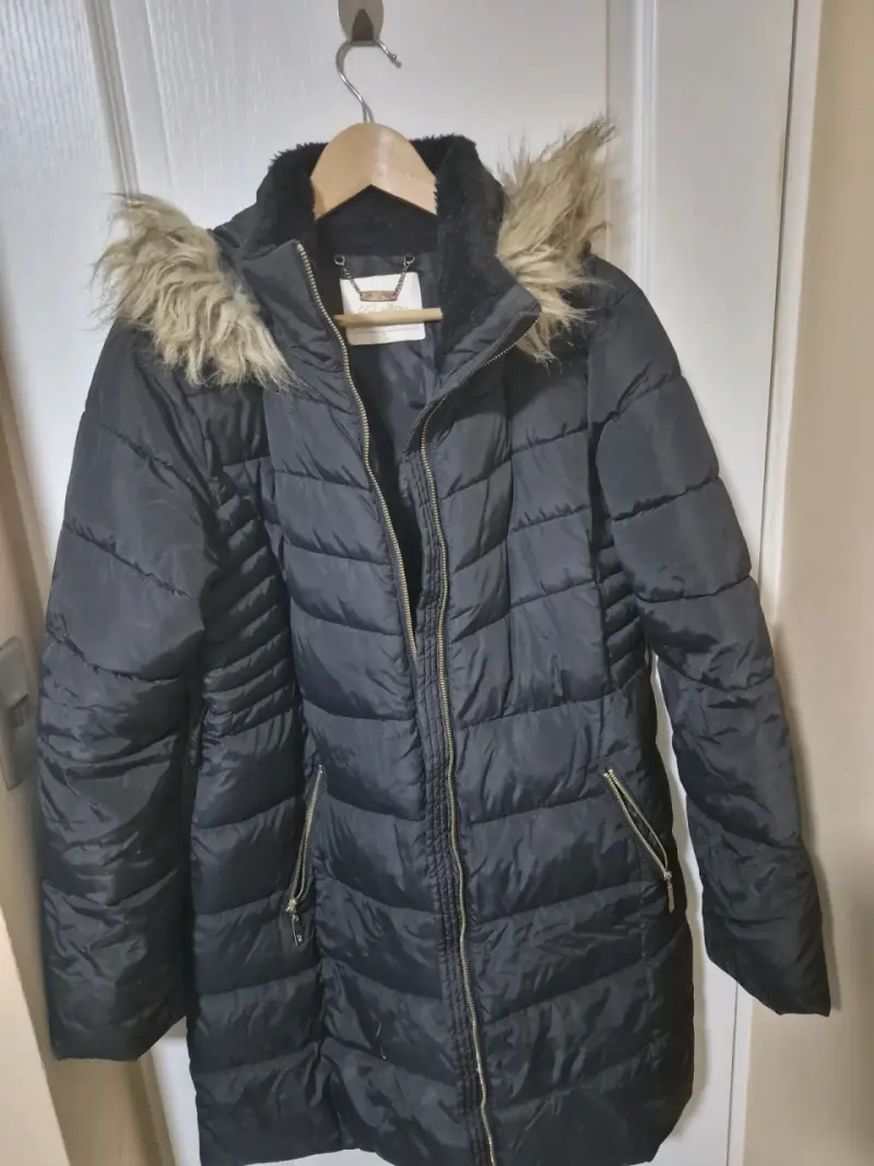 Chaqueta negra con capucha de piel sintética