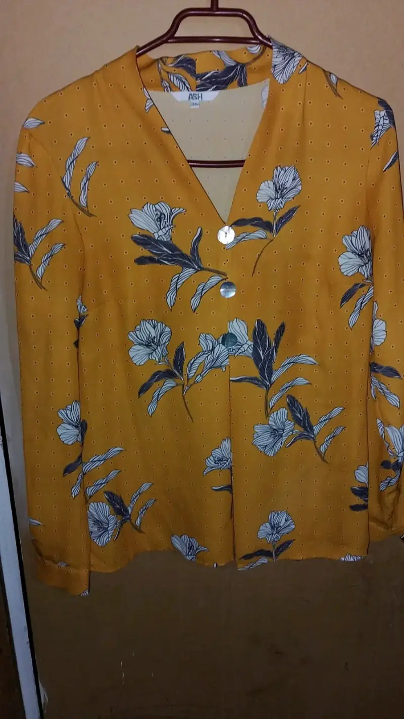 Blusa amarilla floral de mujer talla 36