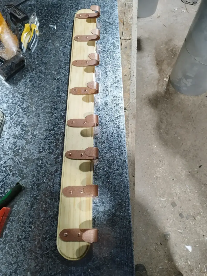Perchero de pared de madera y metal