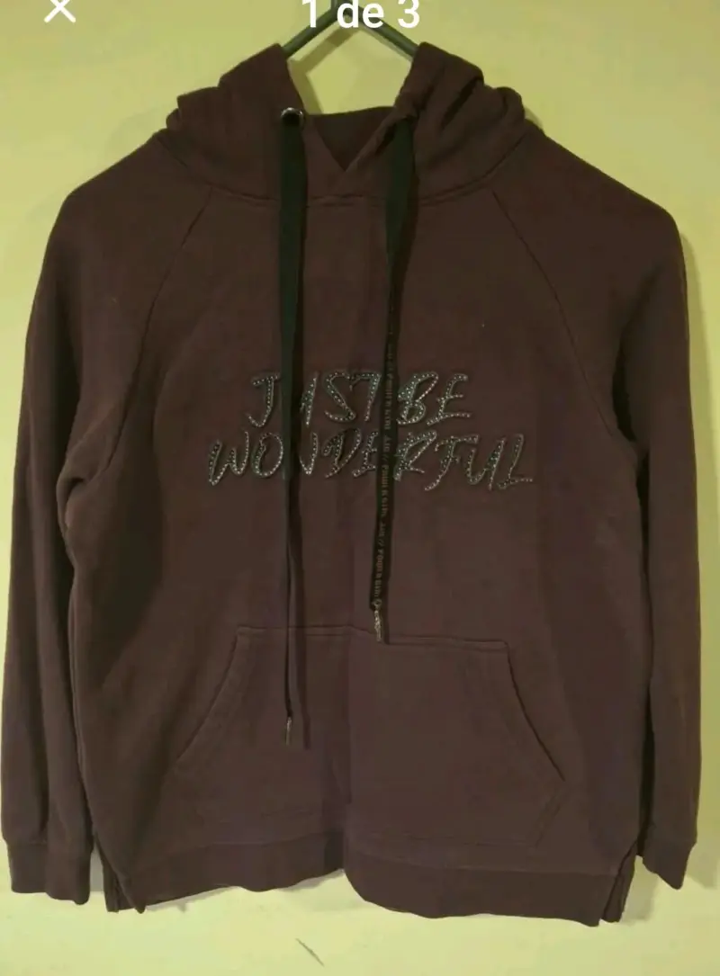 Polerón burdeos con capucha y diseño. Talla M