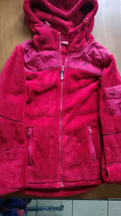 Chaqueta polar roja con capucha para mujer - miniatura 1