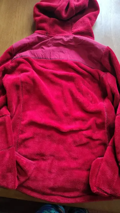 Chaqueta polar roja con capucha para mujer - miniatura 3